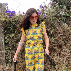 Nooworks ruffle top in Linen. Dog Party print. New with Tags.  3XL.